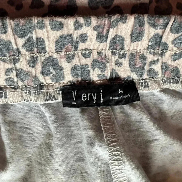 Very J leopard print shorts, size medium - Picture 2 of 3